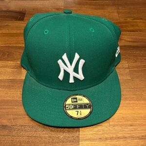 NEW ERA 59FIFTY Green New York Yankees Fitted Cap with White Logo